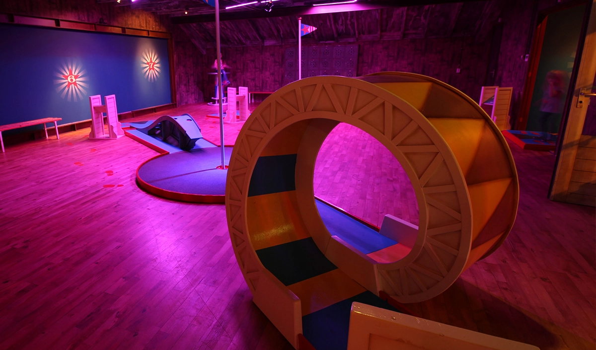 Circus themed mini golf loop